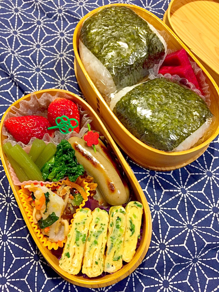 今日は塩鮭おむすびの#お父さん弁当 #おむすび 
#玉子焼き