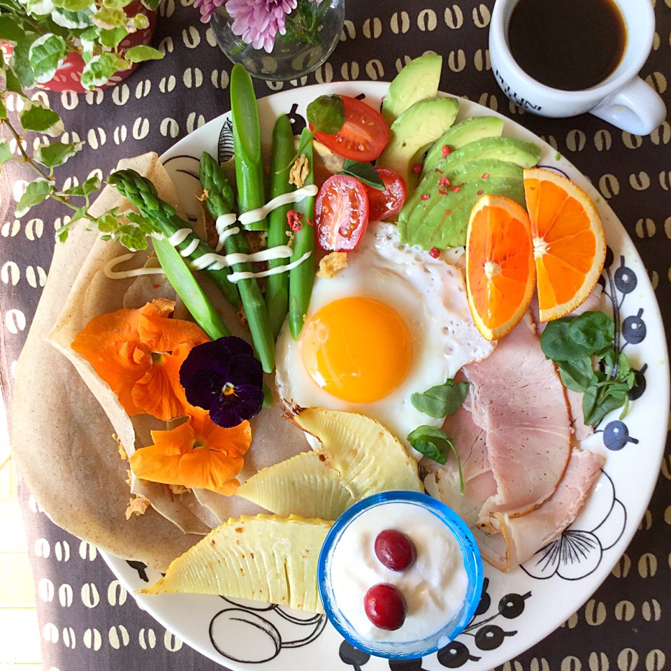 春野菜のガレット
ガレット焼いて
アスパラ、筍、食用花?で
春欄間✨プレート出来上がりました
キラッキラッの陽射しが
眩しいです