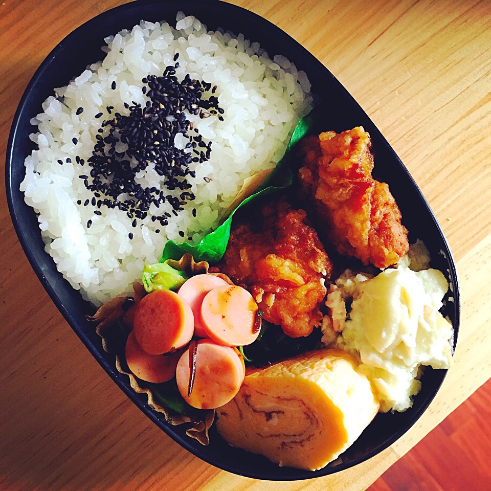 今日の彼へのお弁当♡

#ぱんこ625唐揚げ
#ポテサラ
#魚肉ソーセージと小松菜塩昆布炒め
#甘酒卵焼き
#ごまごはん