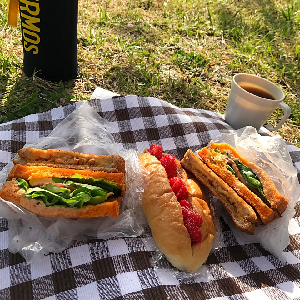 BELTサンド（トマト食パン）
カレーパン（グラハム食パン）
イチゴとサガワユーイチさんのジャムサンド（コペパン）