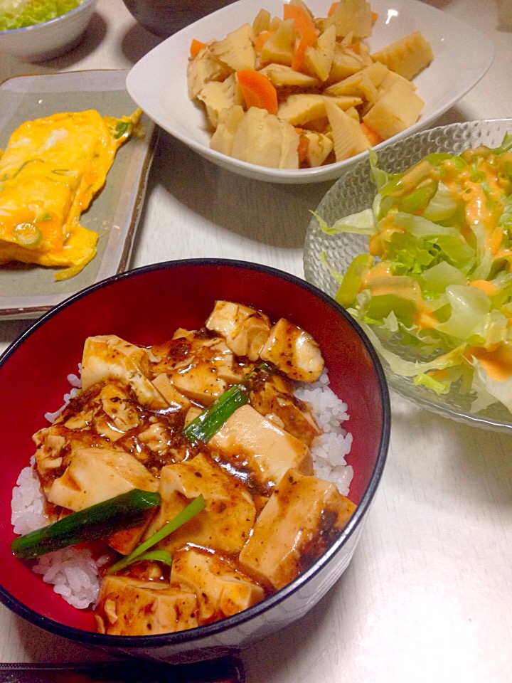 激辛四川風麻婆豆腐。グリーンサラダ。土佐煮。ニラネギ卵焼き