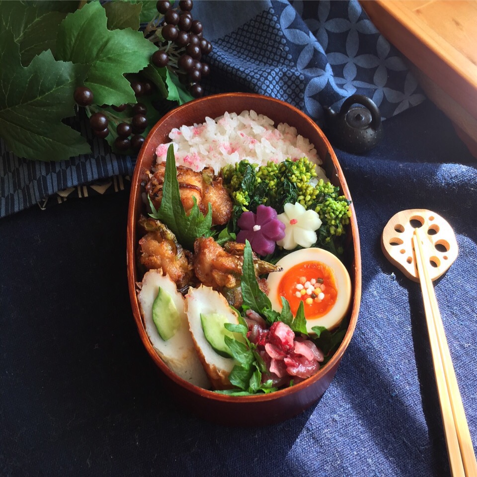 桜の花びらが舞い菜の花が咲き乱れる風景をイメージしました。
ご飯の上のピンクは、桜のフリーズドライです?