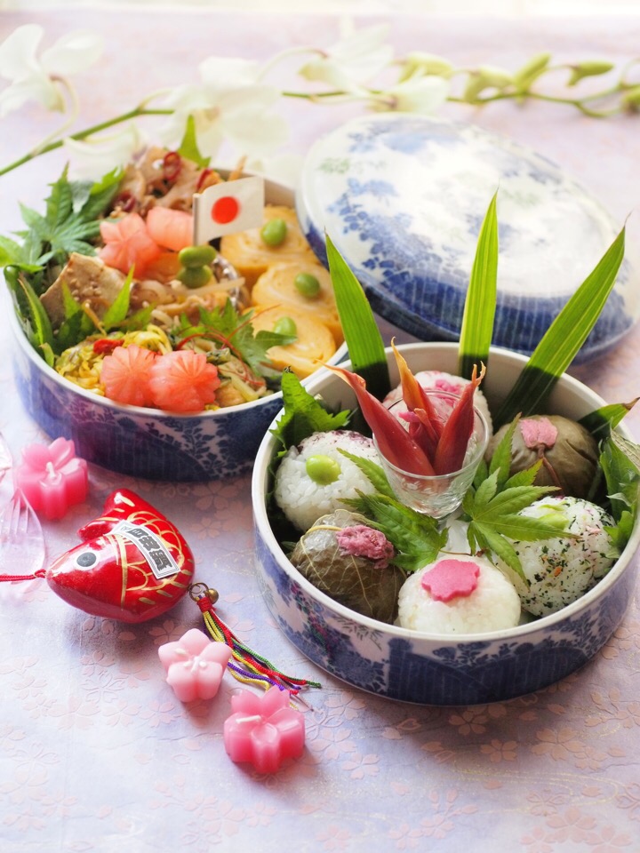 和食のお惣菜とカラフルおにぎりで花見弁当