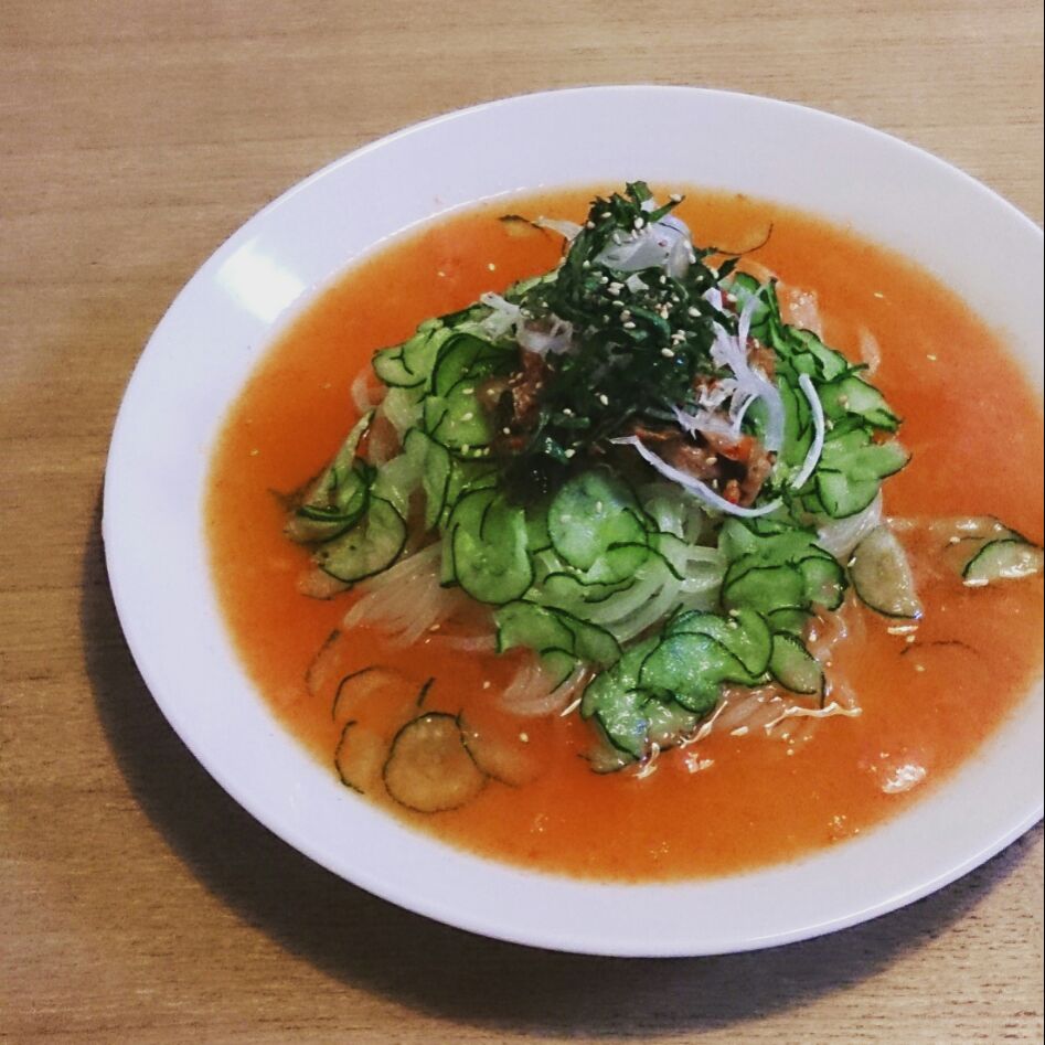 冷凍トマトをすりおろして、こぶおろし冷麺?