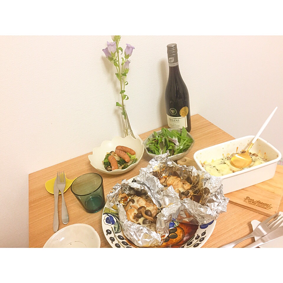 休日のご飯♪美味しい赤ワインに合わせて洋食にしました ◟(∗ˊ꒵ˋ∗)◞
♡包み焼きハンバーグ
♡ブルーチーズのポテトグラタン
♡ソーセージとブロッコリーとスナップエンドウのガーリックソテー(炒めただけ)
♡グリーンサラダ
#デートごはん