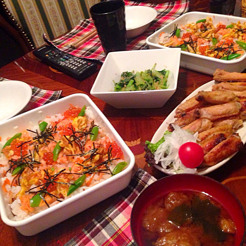 今日の晩御飯(๑´ڡ`๑)
ちらし寿司、鶏手羽カレーオーブン焼き、小松菜と水菜の胡麻和え、ワカメとお揚げの味噌汁