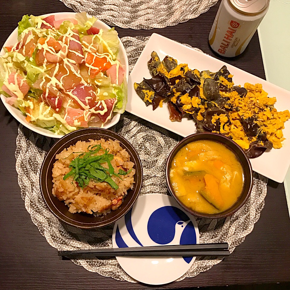 タコ飯、きくらげと卵の炒め物、かぼちゃとお揚げのお味噌汁、お刺身サラダ