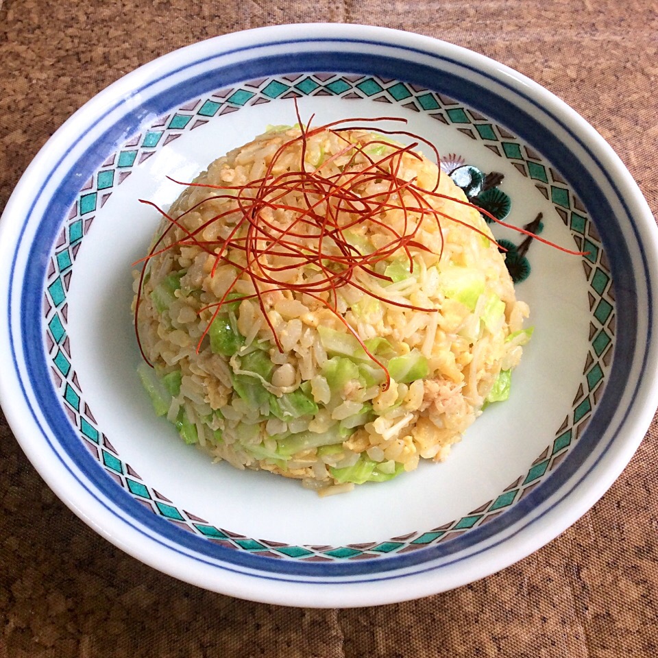 お安い鮭缶詰で作った鮭フレークに、ごはんの代わりにえのきを刻んで入れたヘルシーキャベツ炒飯♬いつものごはんよりも少なくて済む上にカロリーもoff♬