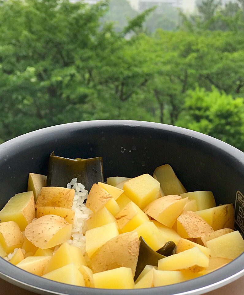 ヨッチャンさんの料理 採れたて新じゃが皮ごとご飯?✨ 皮の香りがたまらない??