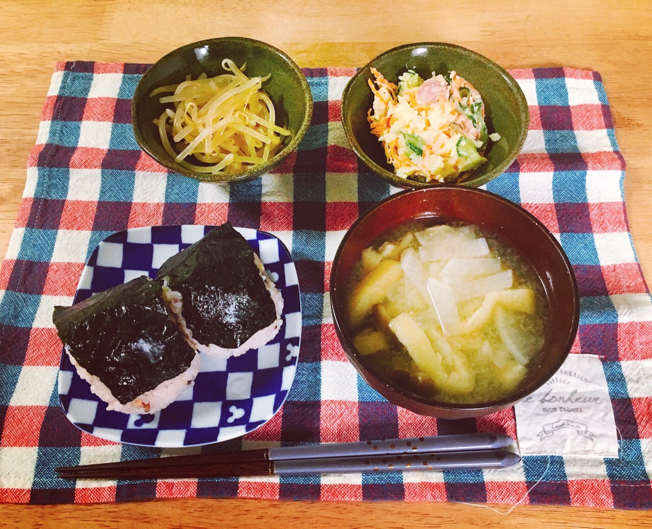 旦那さん用の朝ごはん♡


#雑穀米#おにぎり#朝ごはん#味噌汁#和食