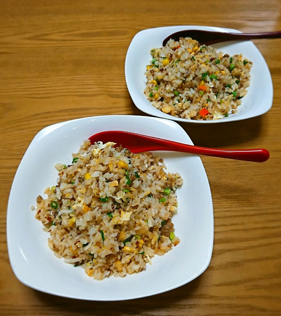 『残り物のそぼろとご飯で、炒飯 減塩醤油買っちまった(￣▽￣;)』