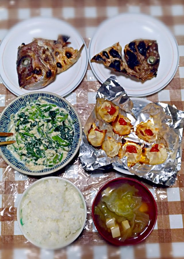 鯛アラ塩焼き
ほうれん草のゴマ白和え
餃子の皮チーズミニトマト包み
レタスと豆腐（白和えの残り）味噌汁