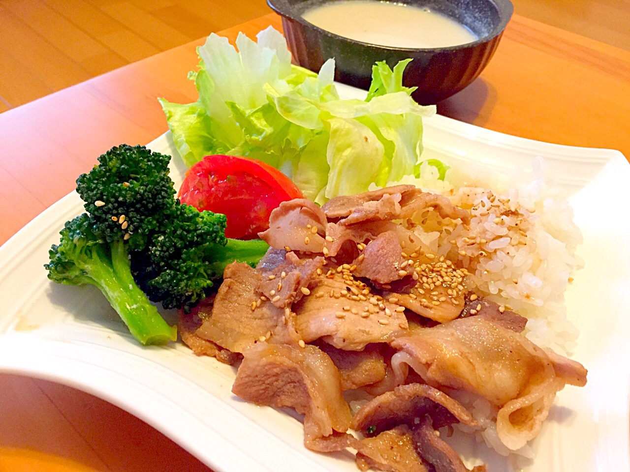 豚丼、じゃがいもとかの野菜スープ