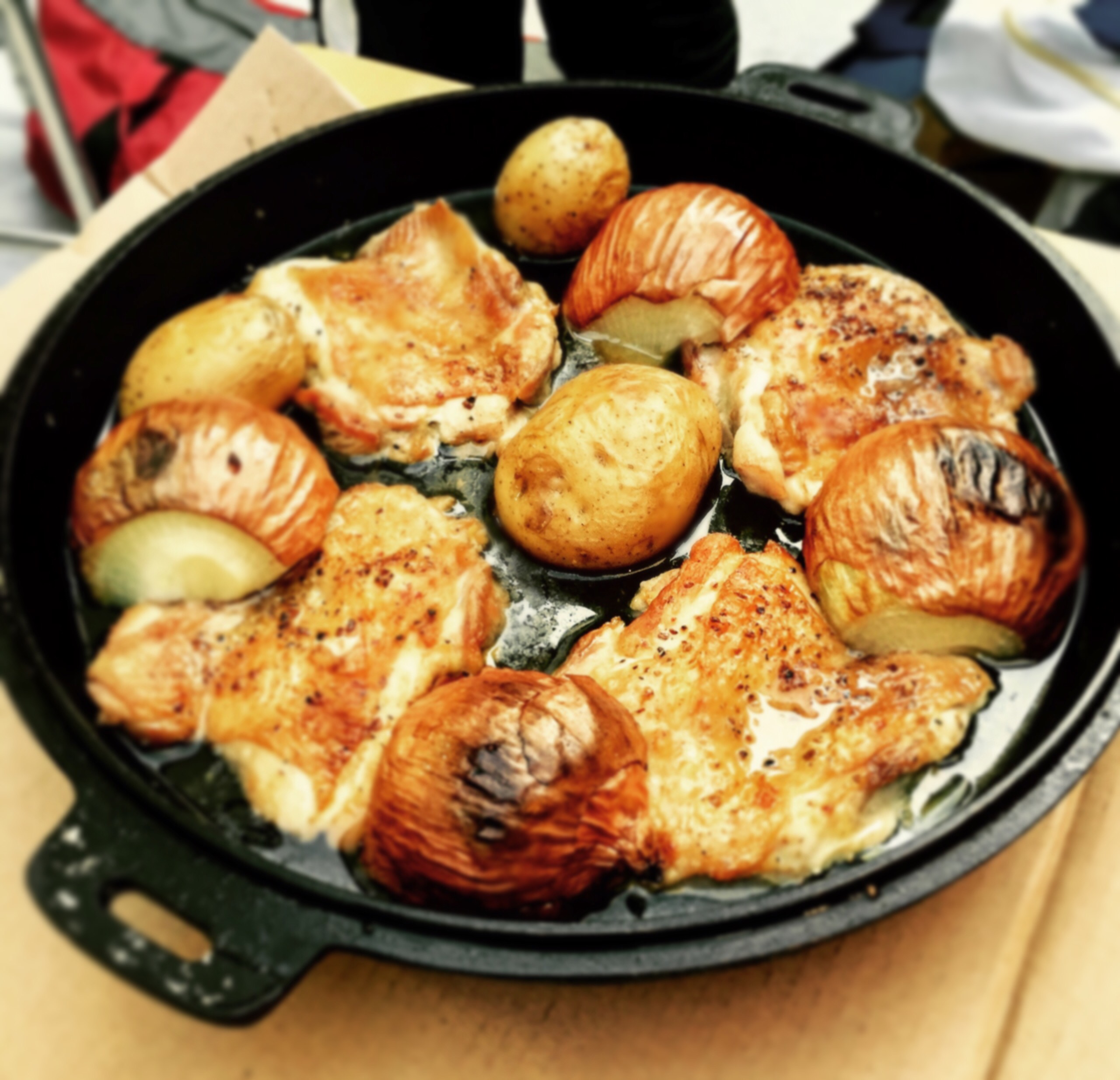 ダチオーブンでチキンと玉ねぎのソテー