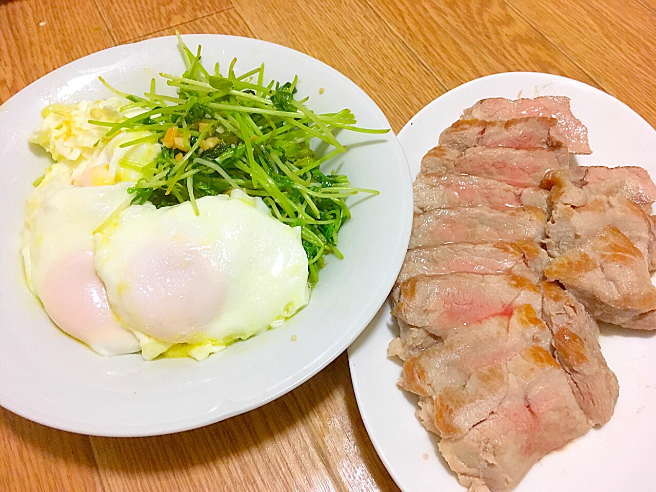 激安豚ヒレ肉で簡単ローストポーク♪(๑ᴖ◡ᴖ๑)♪
豆苗塩ニンニク炒め
目玉焼き