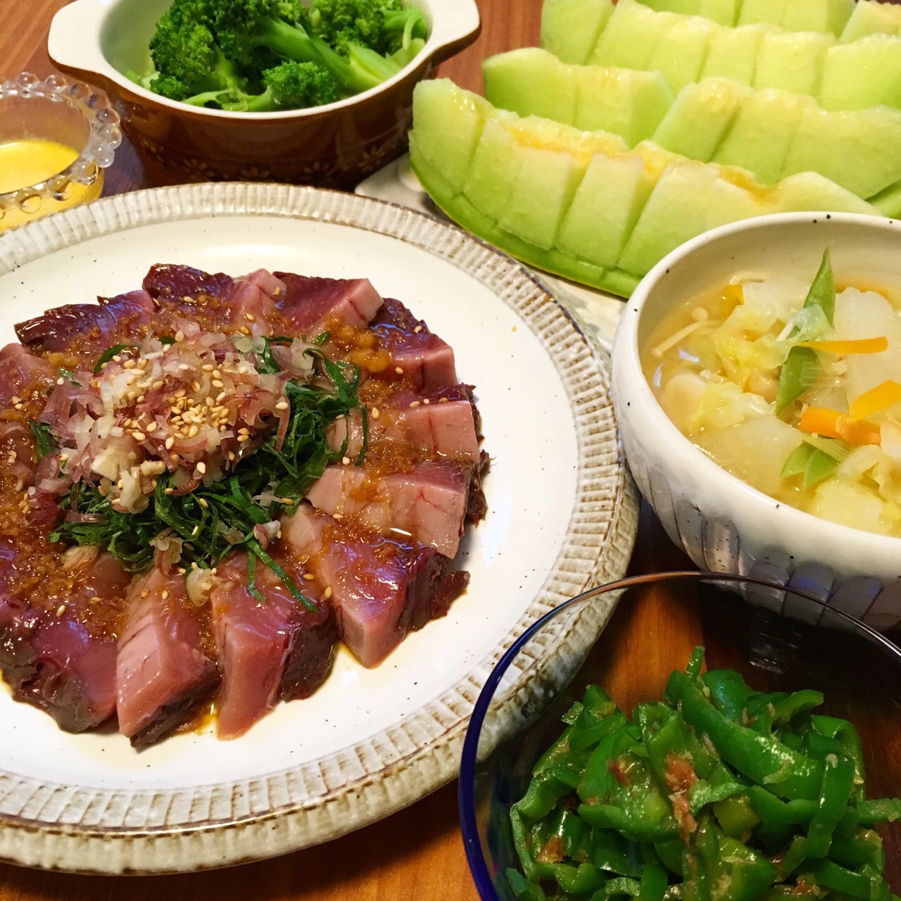 ＊鰹の香り漬け盛り ＊野菜モリモリみそ汁 ＊ピーマンの生姜かつお和え ＊おばあちゃんの採れたてブロッコリー人参マヨソース添え ＊おみや！メロン #古川家ごはん #古川家 #料理研究一家 #手作り #青森県産 #夏に食べたくなるレシピ #鰹