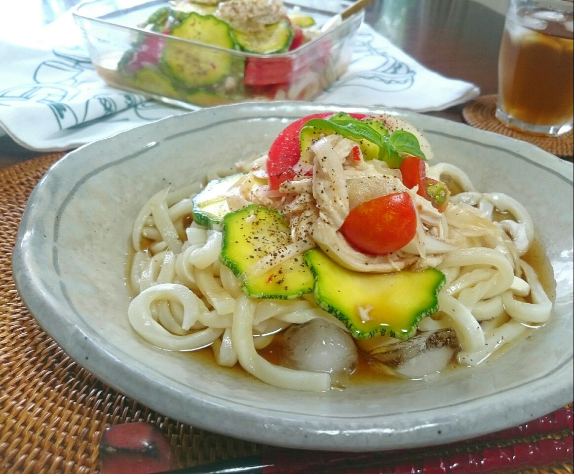 山本真希さんのズッキーニと鶏胸肉のスイチリ胡麻和え  を使って冷やしうどん   手抜きだけど美味しいしー❤