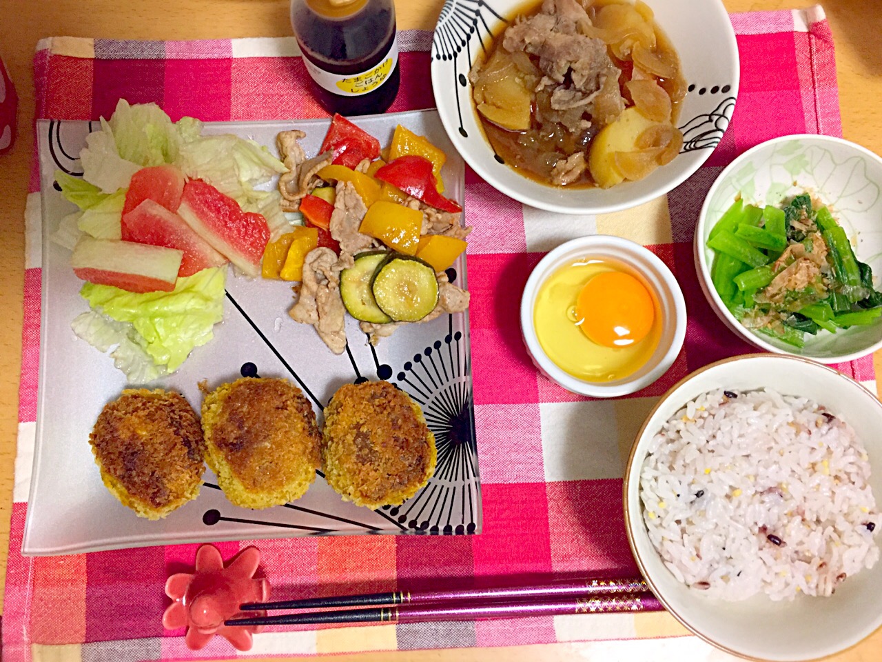 夏バテしないようなしっかり晩御飯^ ^ #カボチャとコーンのコロッケ #肉じゃが #夏野菜と豚肉の塩コショウ炒め #卵かけごはん #小松菜のおひたし