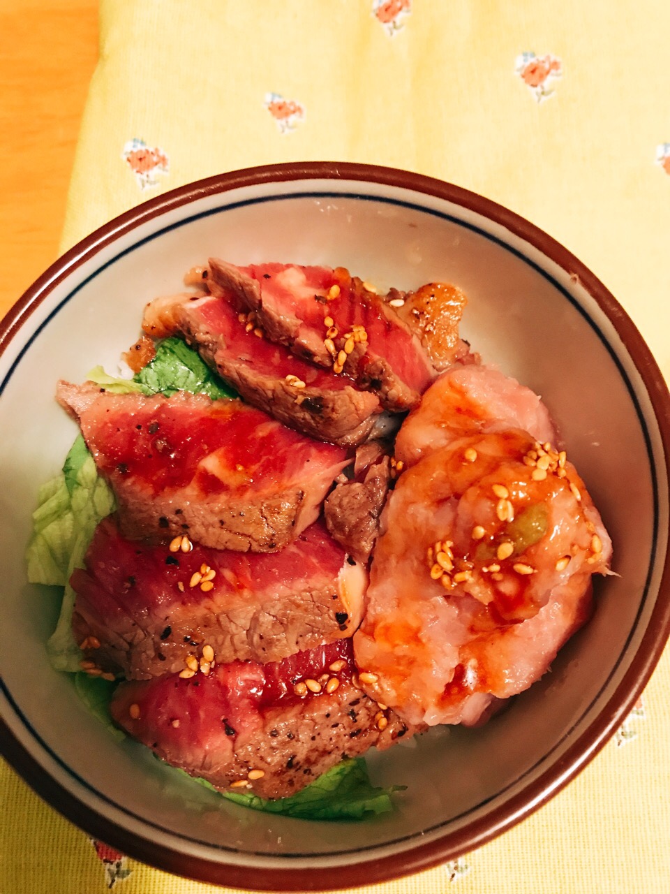 ステーキとねぎとろ丼