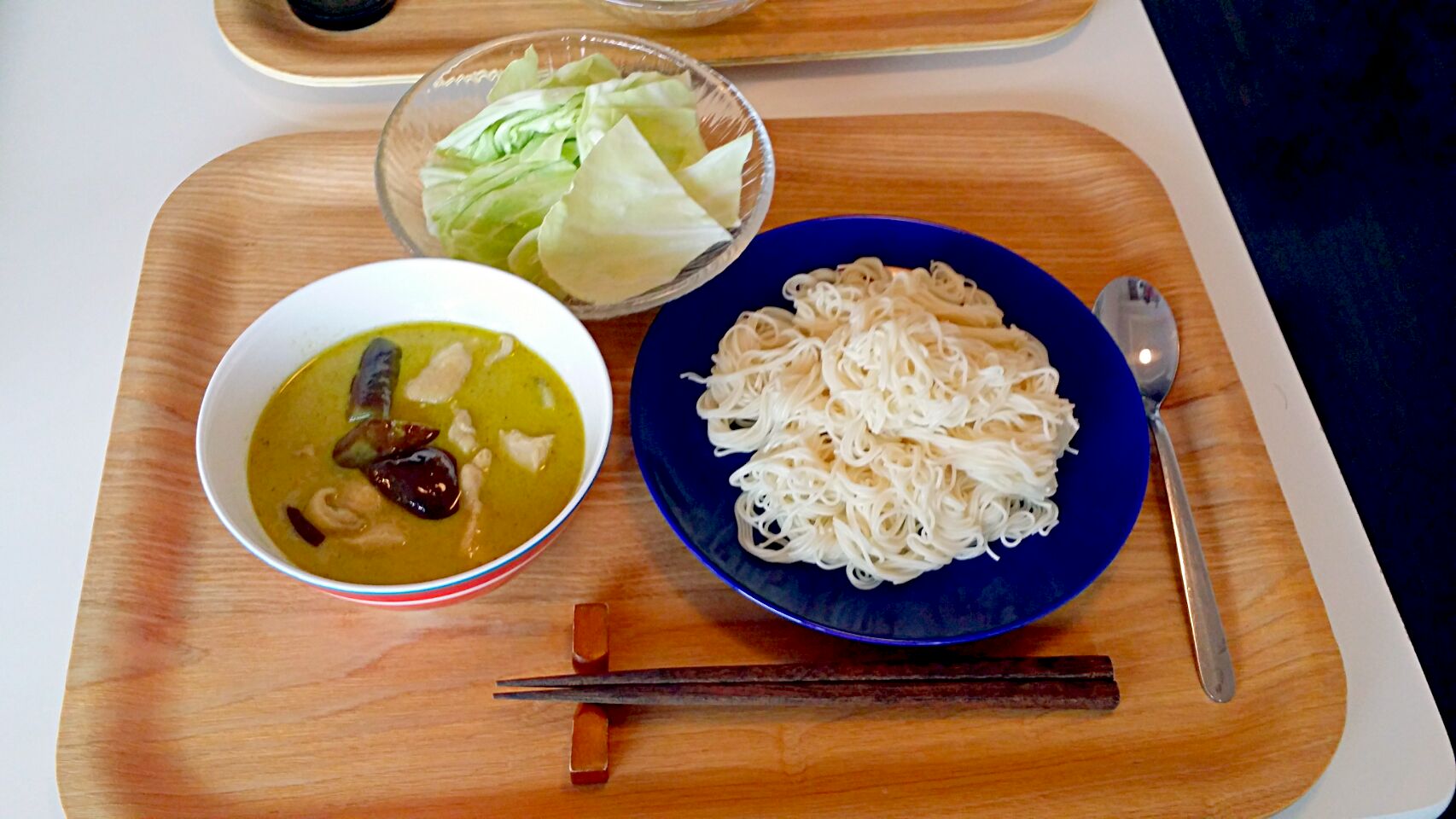 今日の昼食　グリーンカレー、そうめん、塩きゃべつ