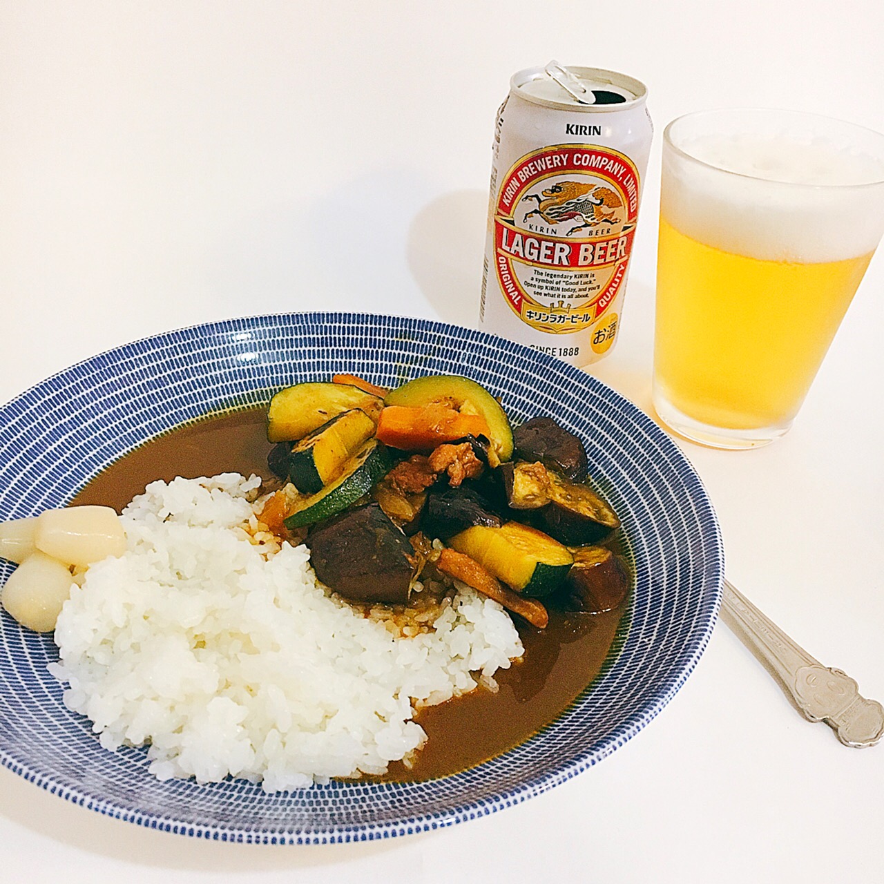 お昼ごはん。ナスとズッキーニのカレー。ランチビール?