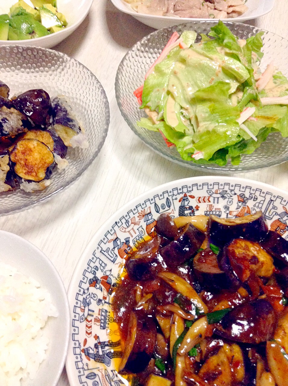 なすの肉味噌炒め。カニカマサラダ。アボカドのさしみ。茄子のカリカリ揚げ焼き