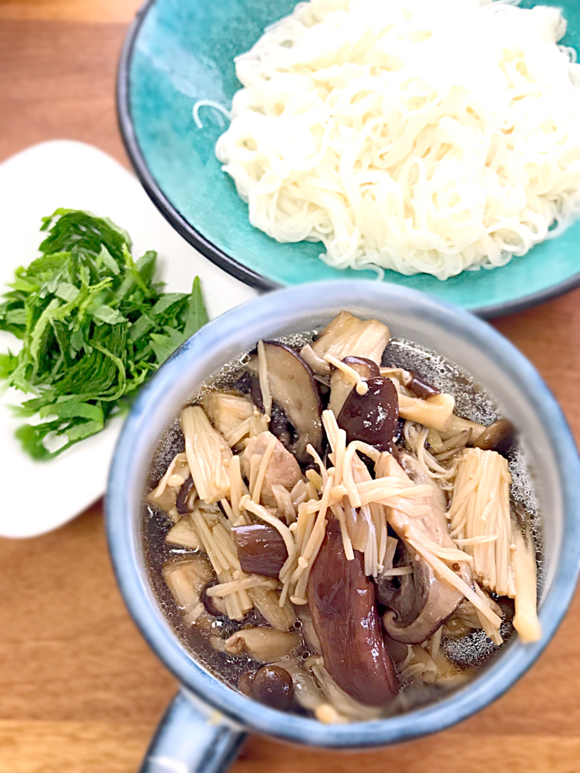 豚肉と茄子ときのこのつけ汁素麺。
生姜たっぷりの熱々のつけ汁で冷たいお素麺をいただきます。