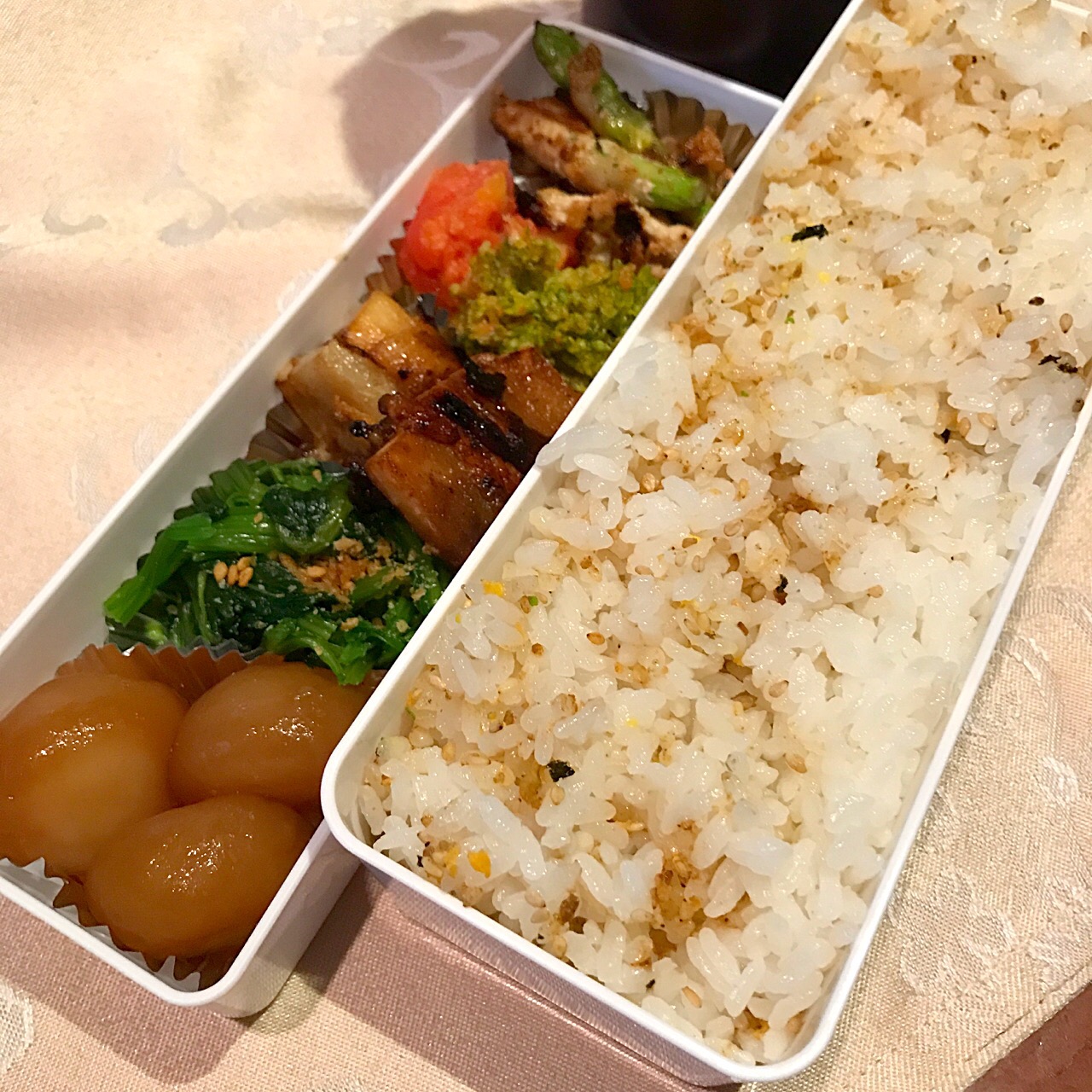 今日のお弁当
大根の甘辛肉巻き入り♪
トマトとブロッコリーのチーズ和え
アスパラと豚肉炒め黒胡椒風味
ほうれん草のおひたし
丸こんにゃく