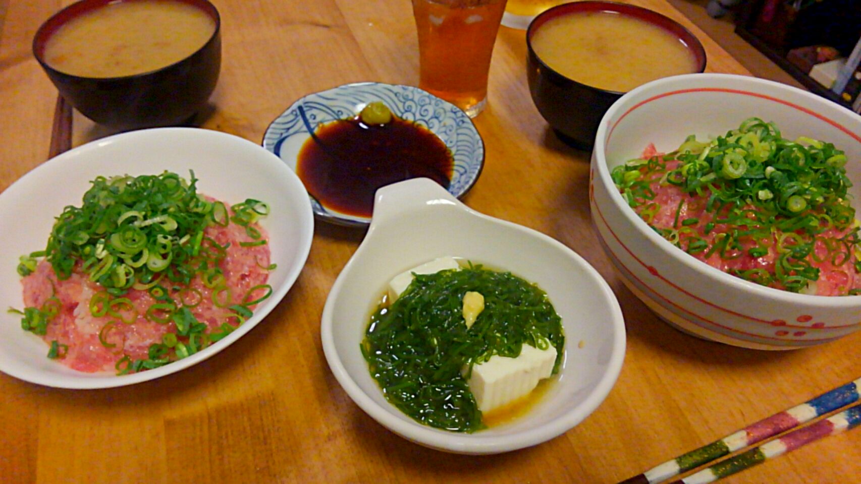 マグロ丼とメカブ冷奴