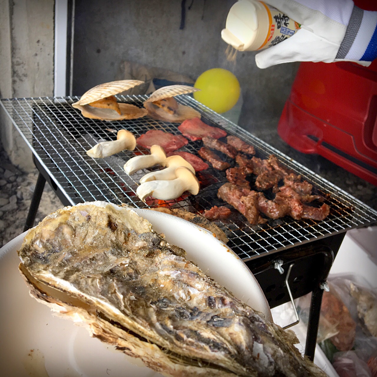 #お夕飯 #焼肉

今日は外で焼き肉〜！！
たかぎの塩サガリはやっぱり美味い！
わさびをつけてパクッと。
ホタテも牡蠣も牛タンも美味しかったです?