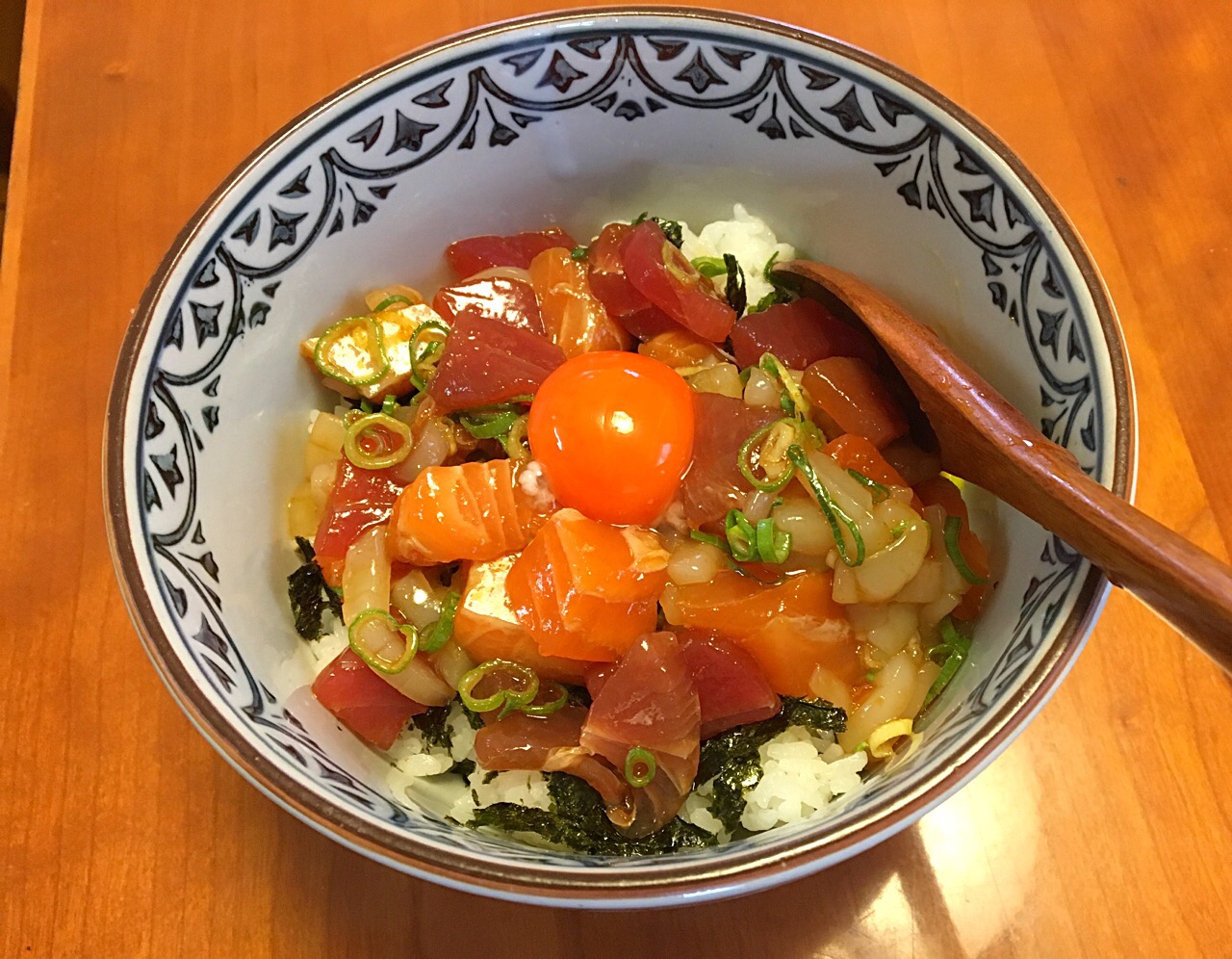 海鮮ユッケ丼?
マグロ&サーモン&イカ   半分食べて 納豆投入‼️