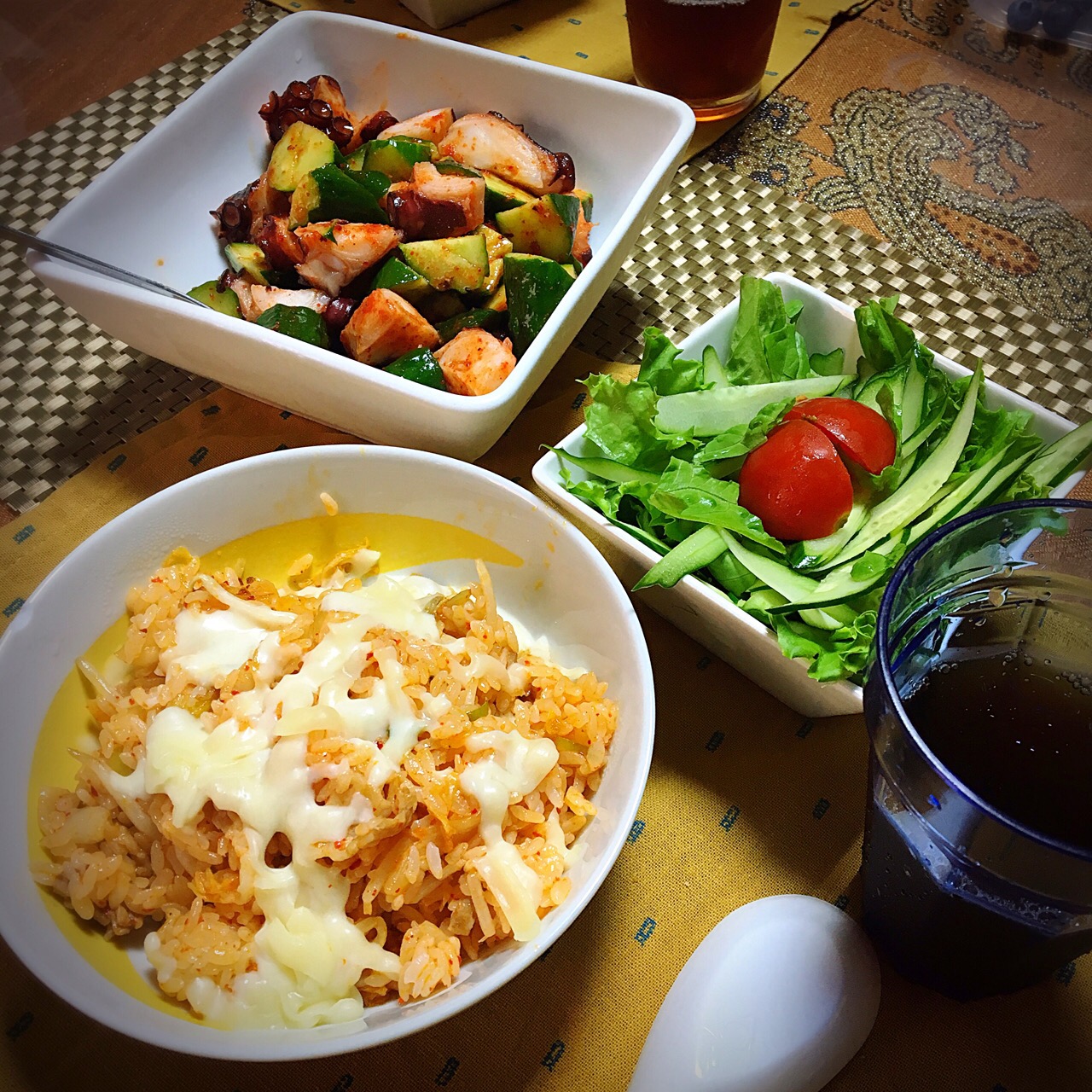 #お夕飯 #キムチ

今日のお夕飯です。
豚キムチ炒飯とタコキムチ?サラダ。

辛いクサい辛いクサい辛いクサい！！
豚キムチにはチーズを乗せました。