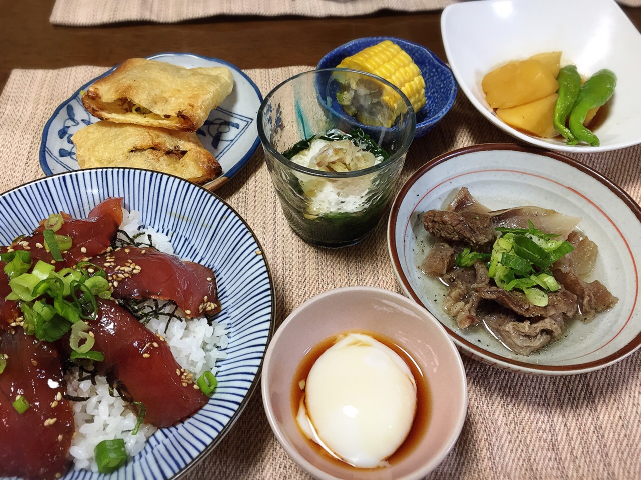 マグロに漬けどん 温泉たまご添え