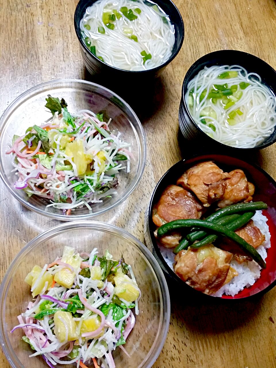 パイン、大根、ハム、水菜サラダ
鶏肉照り焼き丼
そうめん味噌汁