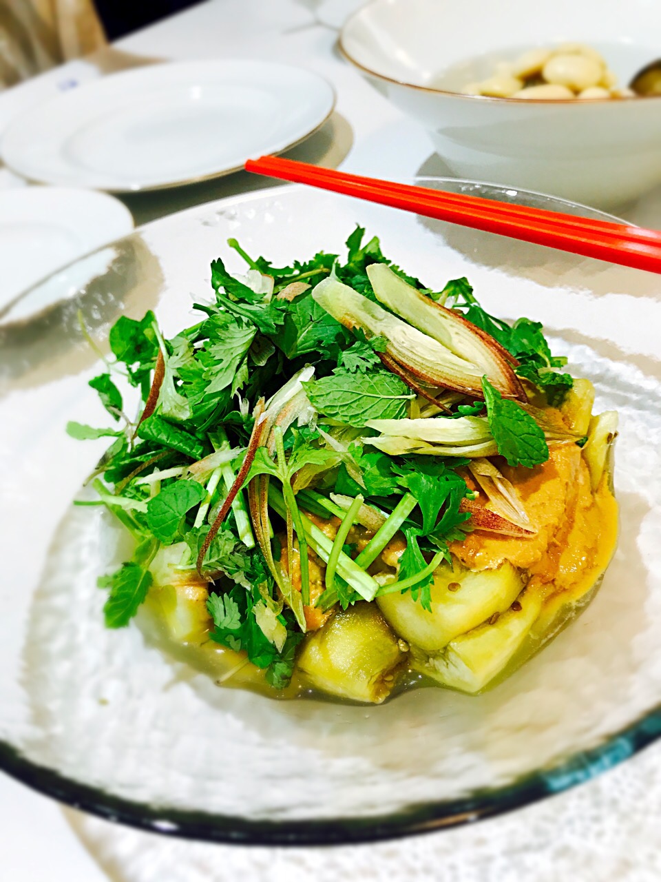 蒸茄泥。
蒸し茄子の香味野菜添え。
おろし生姜と胡麻だれで和えた蒸し茄子に、香草や茗荷にミントなど、夏らしい香味野菜をたっぷり刻んで添えました?