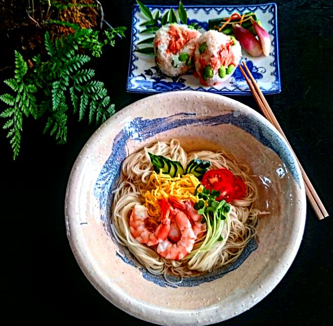 ぶっかけ素麺と鮭のおにぎり昼ごはん?