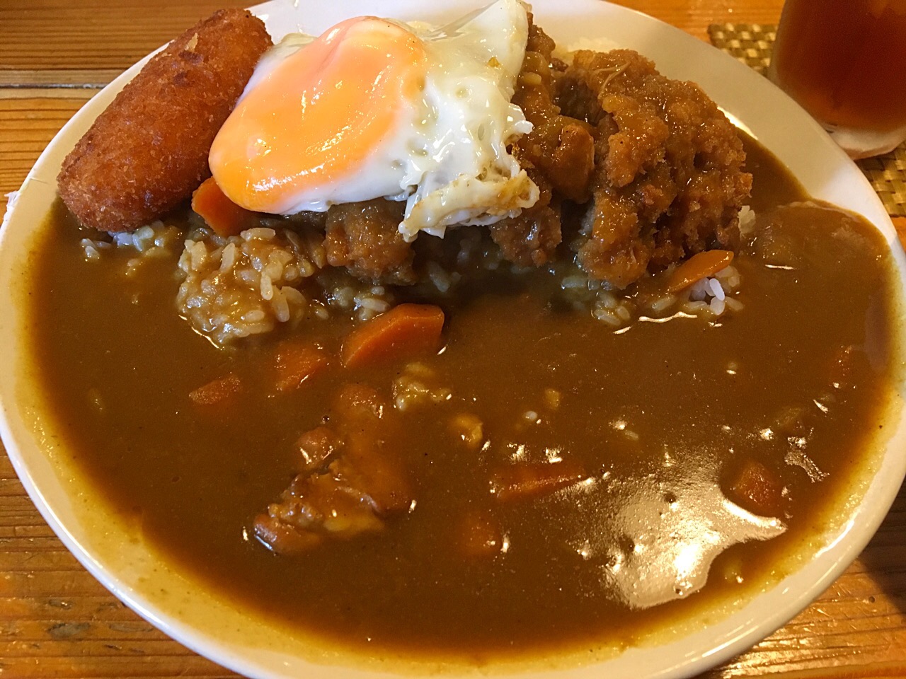 夏はカレーでしょ
揚げたてクリームコロッケが美味しいくりすたるのランチカレー?