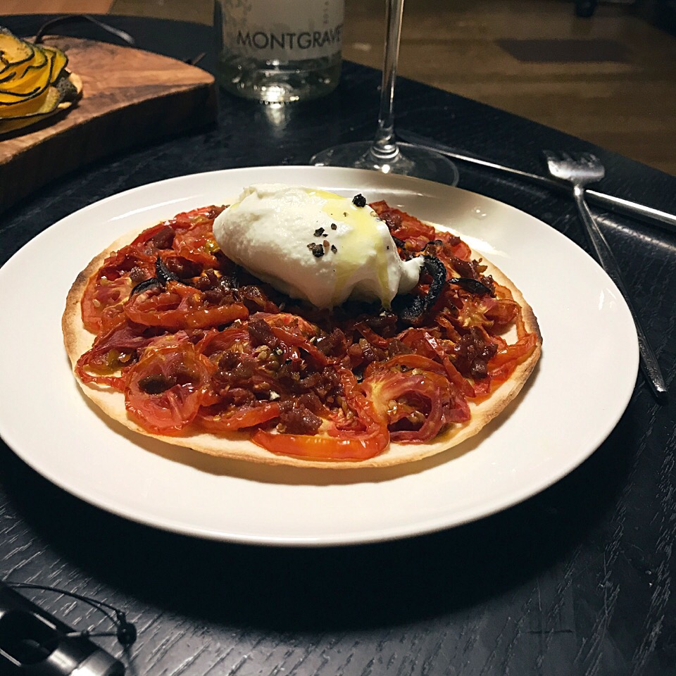 トマトとチョリソーのピザ