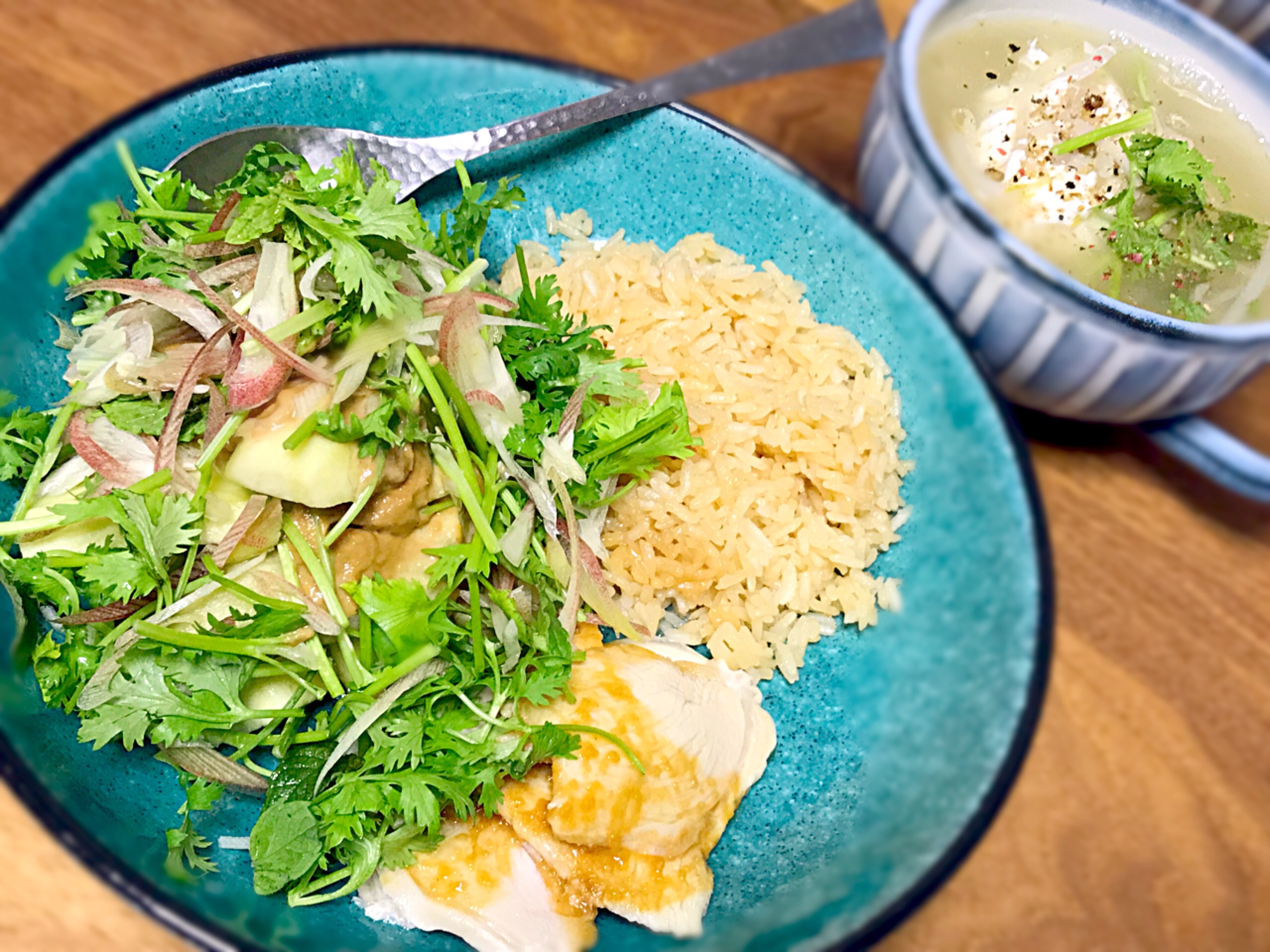 カオマンガイ 蒸茄泥 もやしと卵の鶏スープ ジャスミンライスを鶏スープで炊いて 蒸し鶏と蒸し茄子の香味野菜添え パクチー 茗荷 ミントをたっぷり刻んで添えました 夏ごはんグランプリ17 ヤマサ醤油株式会社