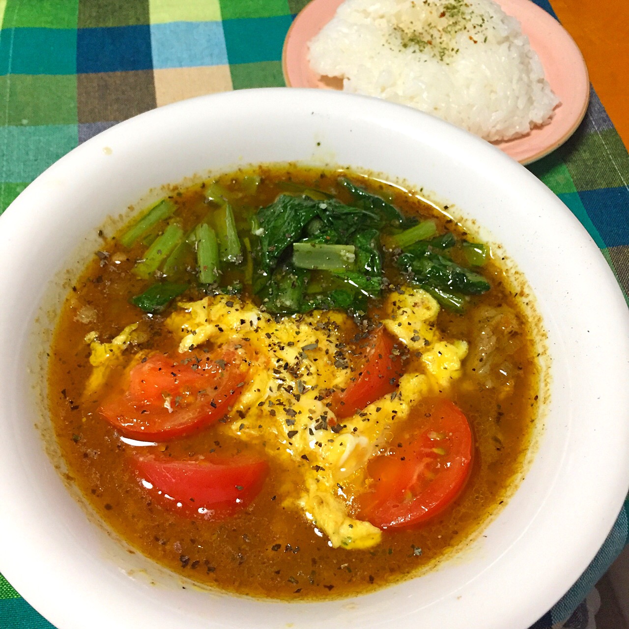 豚コマと小松菜のスープカレーwithトマたま炒め #晩御飯 #スープカレー #カレーライス #おうちカレー #おうちごはん #トマたま