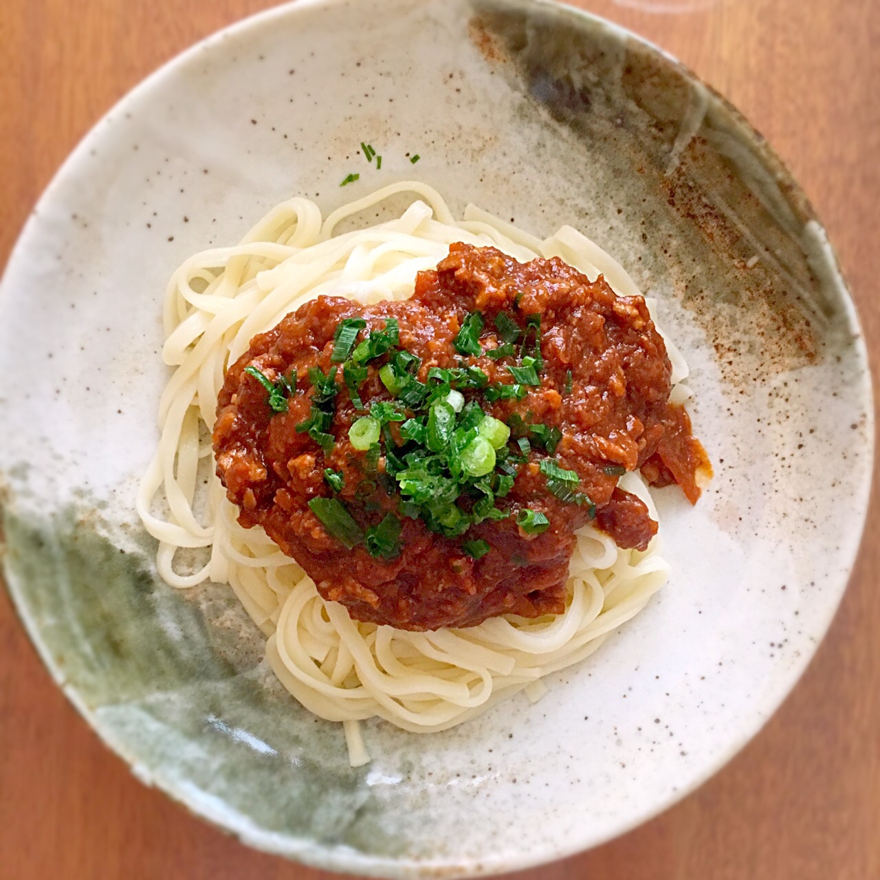 大量のトマト消費に(ˊ꒳ˋ)♥︎

レシピの味付けを参考に、しめじや玉ねぎのみじん切り加えて栄養価＋٩(ˊᗜˋ*)و
さらにほんの少しのお醤油＋しました(*Ü*)♡

夏バテ＆食欲低下知らずです( *ˊᗜˋ* )

#ジャージャー麺 #おうちごはん #麺類好き #トマト大量消費 #大量消費レシピ