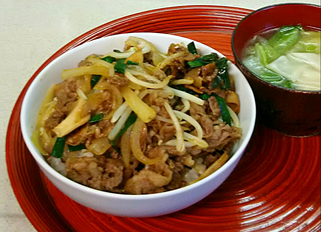 焼き肉丼とレタスのスープ