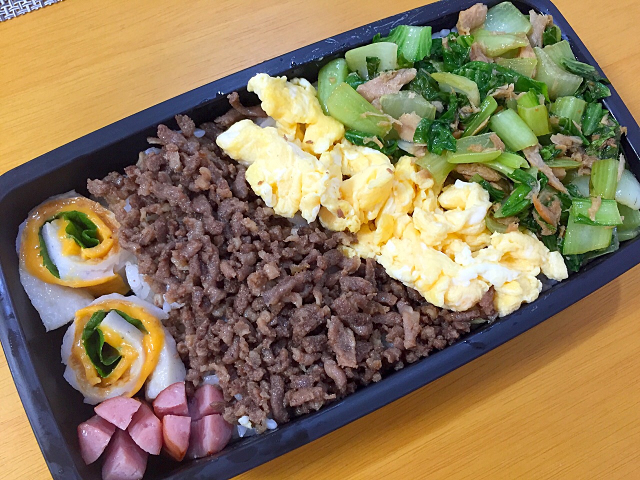 今日のお弁当
?三食そぼろ丼
?竹輪のしそチーズ巻
?ウインナー