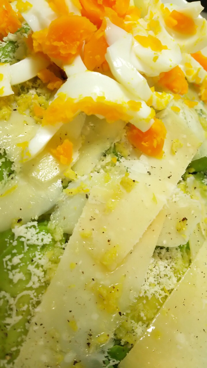 パルミジャーノのサラダにゆで卵をプラス