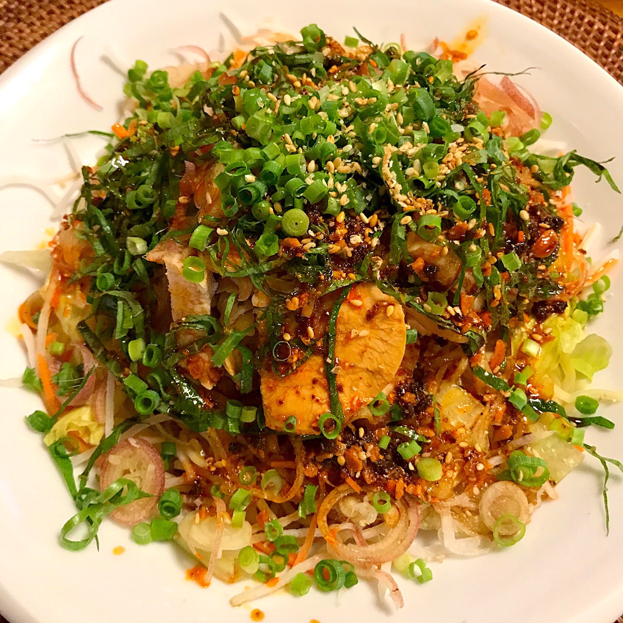 薬味たっぷりよだれ鶏の和え麺。