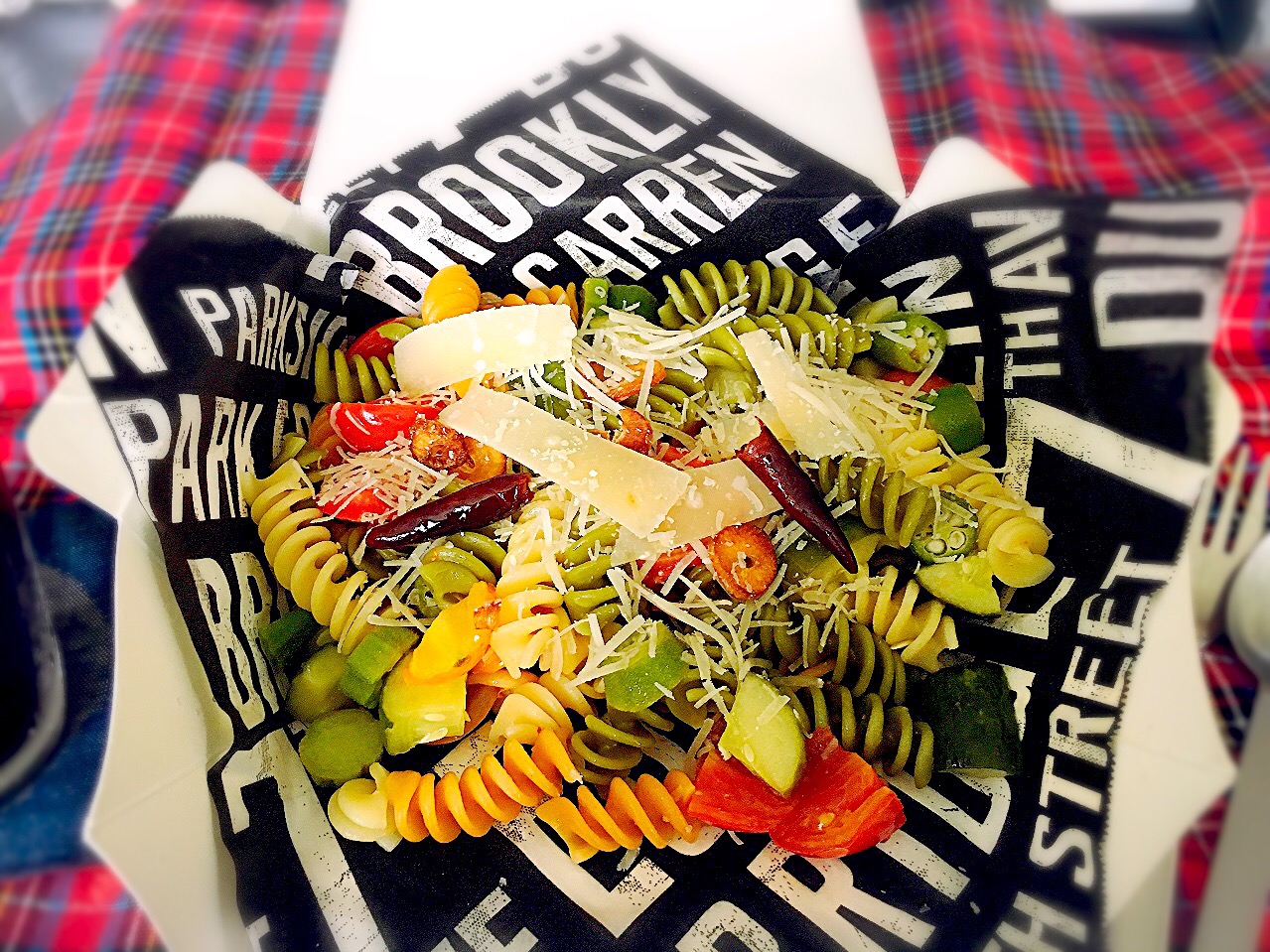 今日のランチボックス: 夏野菜とフジッリのペペロンチーノ、パルミジャーノ・レッジャーノたっぷりかけ