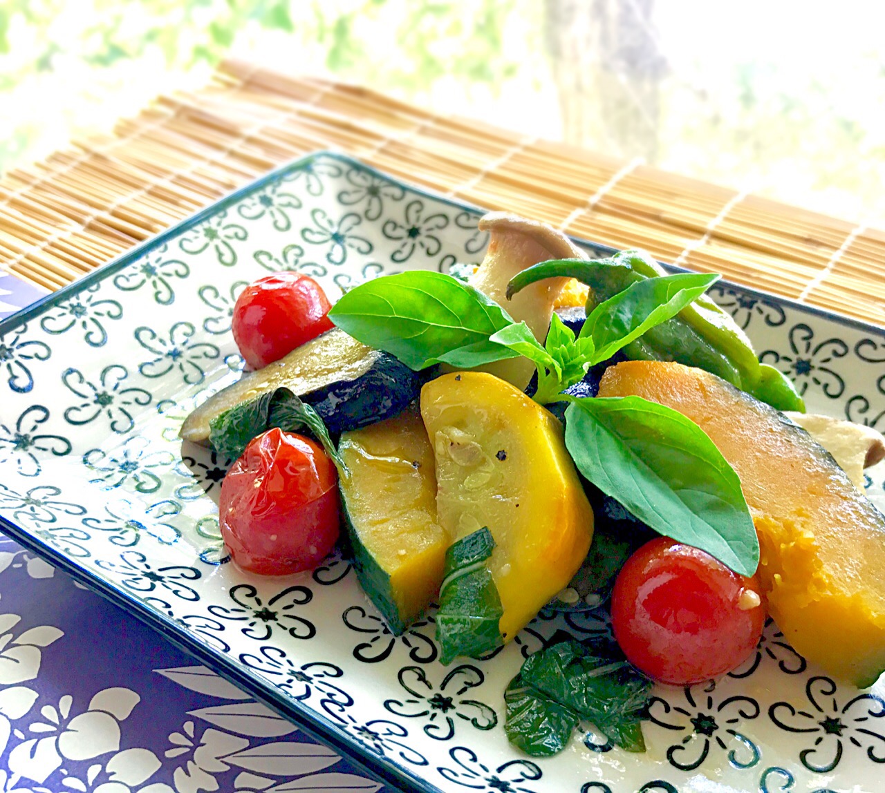 昼ごはん  咲きちゃんさんの彩り野菜でバジル醤油の香りマリネ。リピです(´∀｀*)?