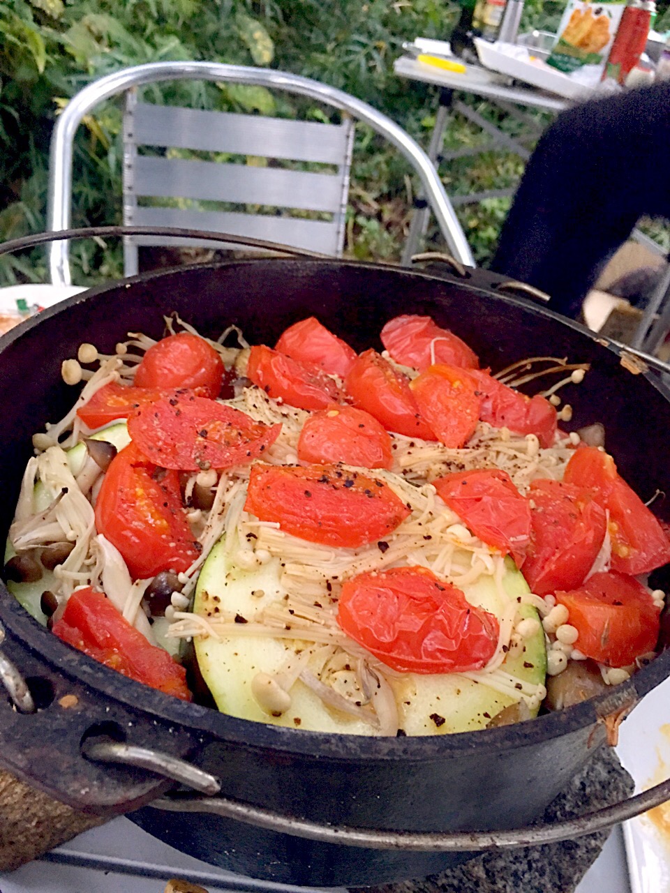 ジャンボズッキーニの輪切り、茄子、シメジ、エノキを入れた上から庭の完熟トマトを散らして 白ワイン、醤油、塩、胡椒でシンプルに味付けました(⌒▽⌒)#醤油 #ダッチオーブン #パンにもごはんにも