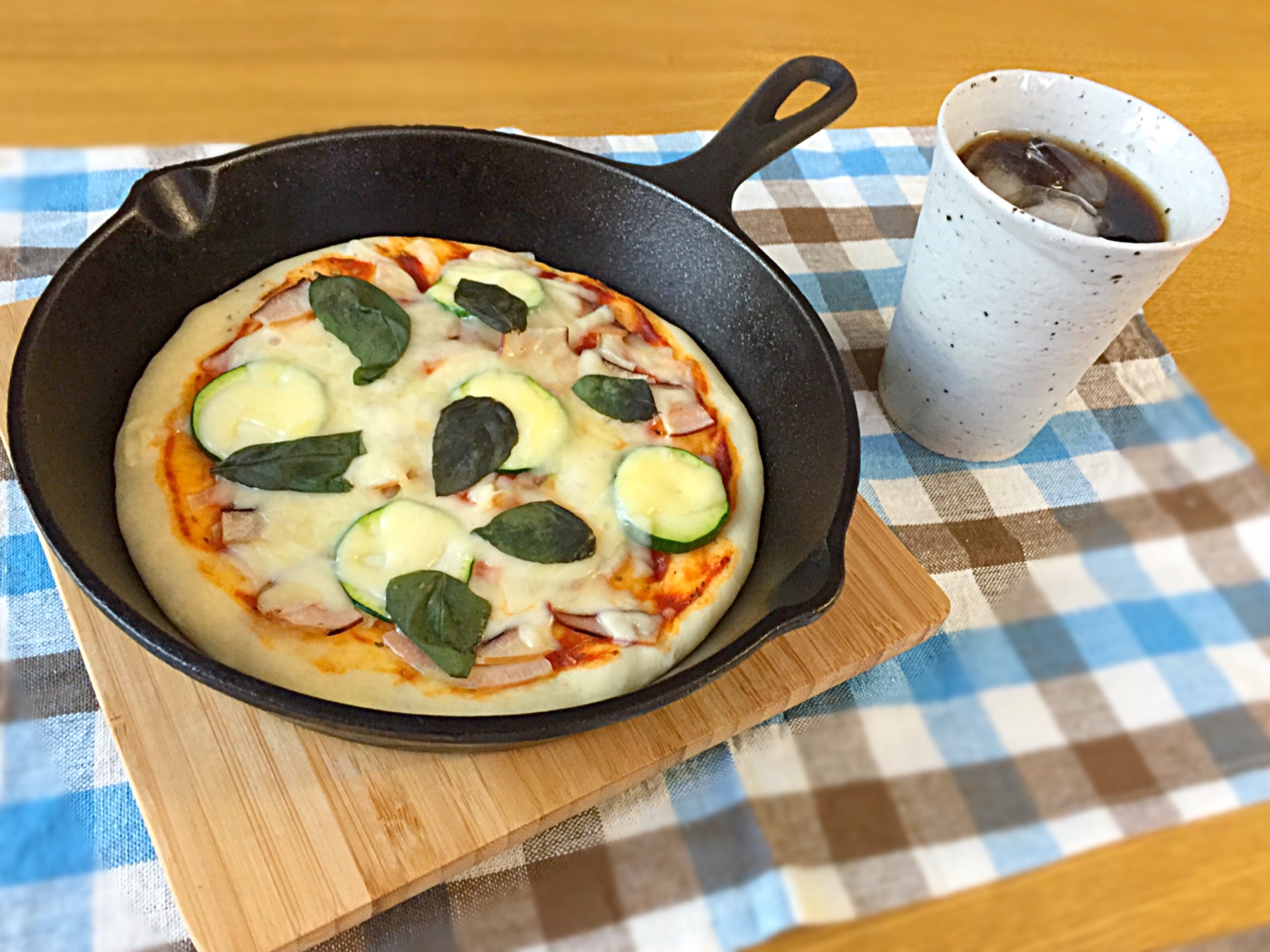 ズッキーニとタコの燻製のピザ。