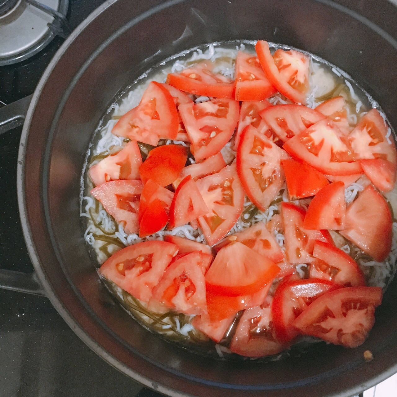 ストウブ鍋でトマトと塩昆布とジャコの炊き込みご飯を仕込み中